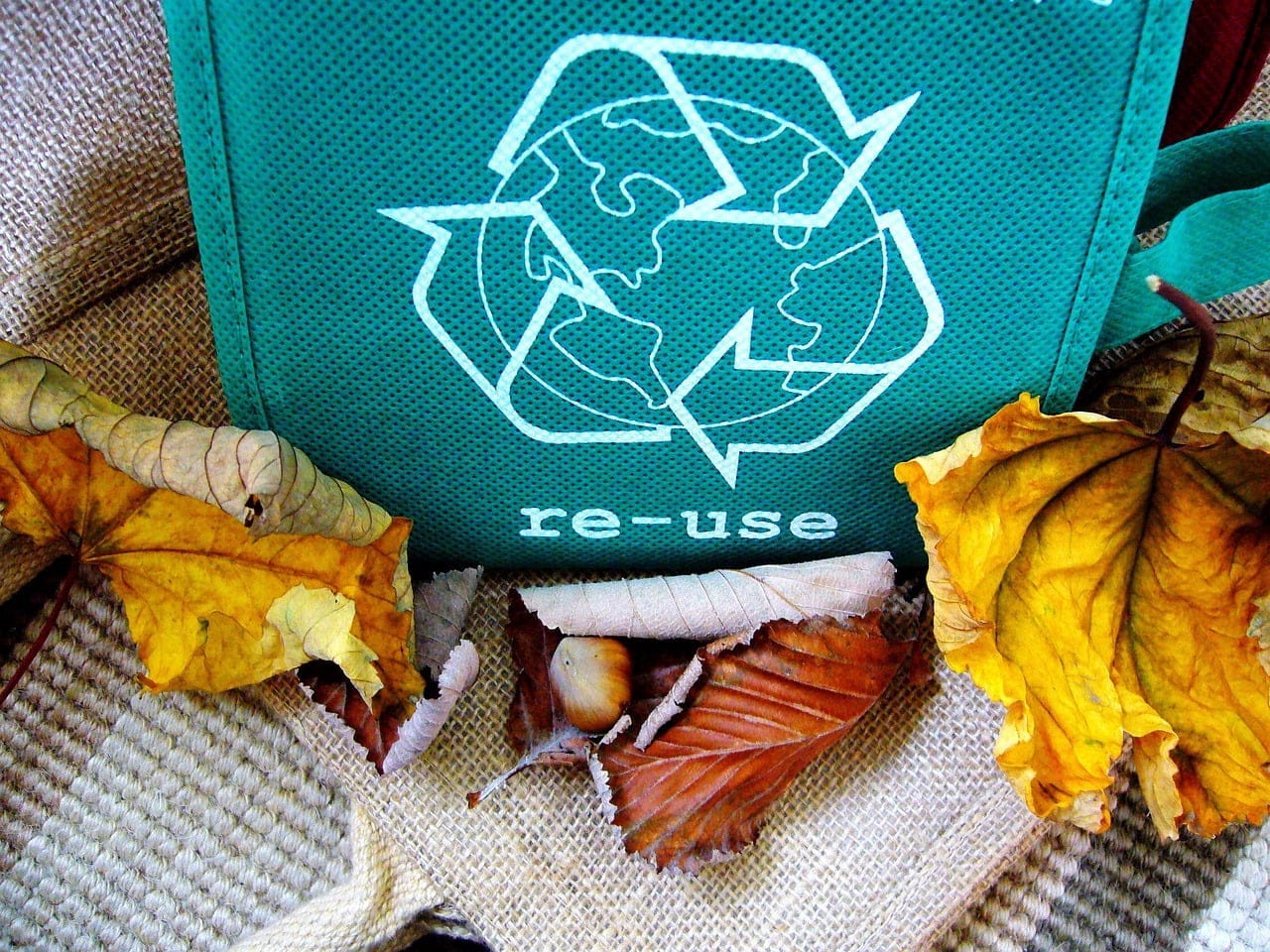 o símbolo que indica o material reciclado é composto por três setas que compõem um triângulo